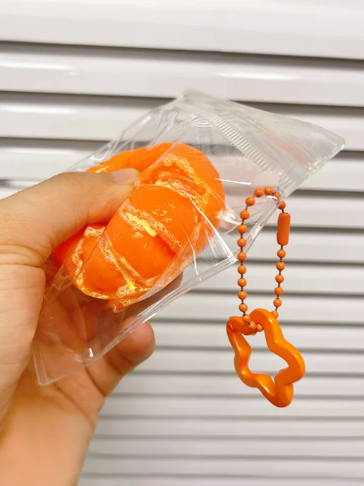 LAWE Toy Palace Новогодняя антистресс-игрушка сквиш Mandarin 5 см брелок, оранжевый, фото 3