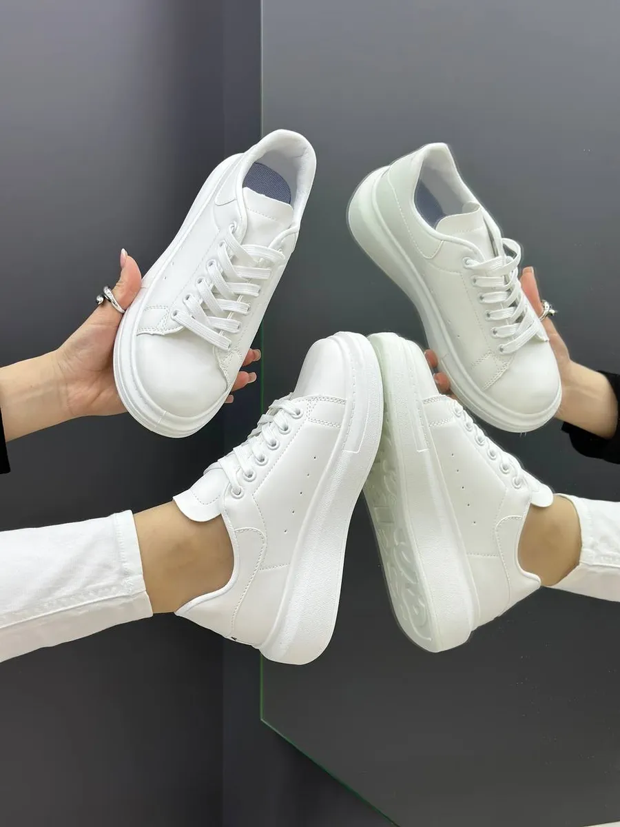 Миниатюра პლატფორმაზე თეთრი sneakers არის უნივერსალური რეიდები 37 გაშვებისთვის
